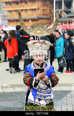 Zhouxi filles Miao portant des costumes traditionnels au cours de la Lusheng festival. Banque D'Images