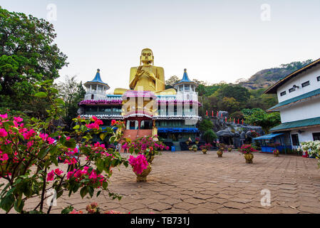 Dambulla, Sri Lanka - Mars 30, 2019 : Golden Temple avec près de statue du grand Bouddha du Temple de Dambulla au Sri Lanka Banque D'Images