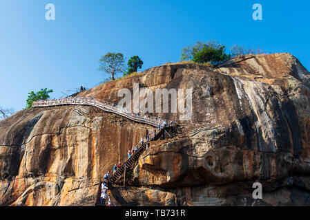 Sigiriya, Sri Lanka - le 31 mars 2019 : ancienne forteresse de Sigiriya Rock au Sri Lanka avec les touristes de monter les escaliers sur une journée ensoleillée Banque D'Images