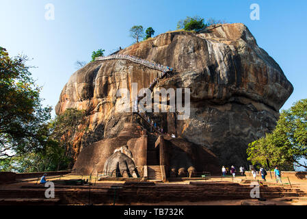 Sigiriya, Sri Lanka - le 31 mars 2019 : ancienne forteresse de Sigiriya Rock au Sri Lanka avec les touristes de monter les escaliers sur une journée ensoleillée Banque D'Images