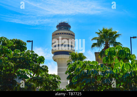 Orlando, Floride. 01 mars, 2019. Vue du haut de la tour de contrôle et de palmiers à l'Aéroport International d'Orlando. Banque D'Images