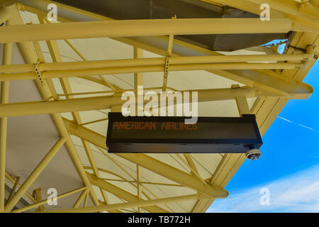 Orlando, Floride. 01 mars, 2019. Vue de dessus d'American Airlines (AA) signe électronique à l'Aéroport International d'Orlando . Banque D'Images