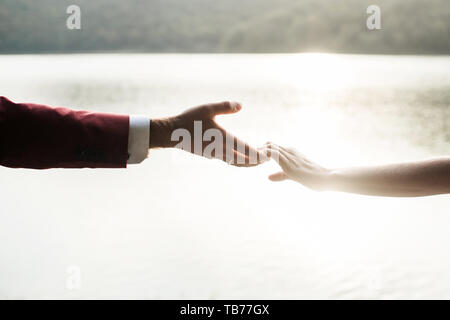 Man and Woman holding hands at sunset Banque D'Images