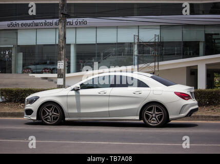 Chiang Mai, Thaïlande - 17 mai 2019 : voiture de luxe Mercedes Benz C200. Photo route radiale no1001 au nord de la ville de Chiangmai. Banque D'Images