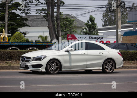 Chiang Mai, Thaïlande - 17 mai 2019 : voiture de luxe Mercedes Benz C200. Photo route radiale no1001 au nord de la ville de Chiangmai. Banque D'Images