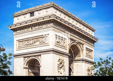 Le beau et monumental Arc de Triomphe Sur la Place Napoléon du Général De Gaulle à Paris lors d'une belle journée ensoleillée en France Banque D'Images