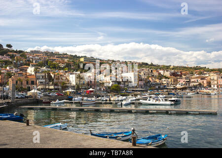 Sicile Acitrezza, vue sur le port de plaisance, bateaux de pêche, maisons de la ville et ciel bleu Banque D'Images