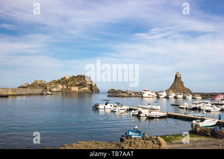 Sicile Acitrezza, vue sur les îles de la ville cyclopéen, vue sur le port de plaisance, la mer et le ciel bleu Banque D'Images