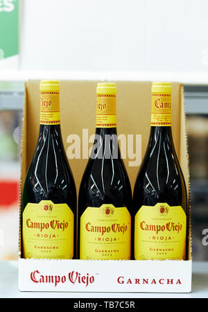 Bouteilles de vin Campo Viejo on shelf Banque D'Images