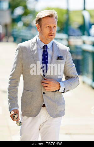 Businessman walking de travailler