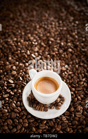 Bannière verticale avec une tasse de blanc générique expresso fraîchement préparé sur les grains de café torréfié avec vignette Banque D'Images