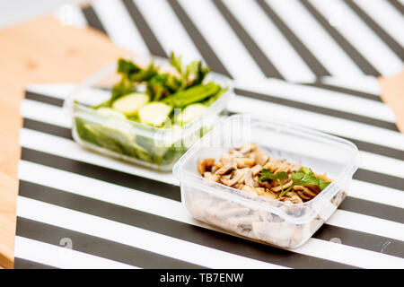 La nourriture dans les récipients, un régime alimentaire sain, une bonne nutrition des concepts. Salade de champignons et deux plats dans la cuisine. Libre Banque D'Images