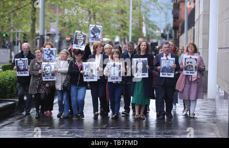 Les membres de la famille détiennent des images de certains de ceux qui sont morts dans des circonstances controversées à Ballymurphy en 1971, à l'extérieur des tribunaux Laganside à Belfast comme l'enquête sur la mort se poursuit. Banque D'Images