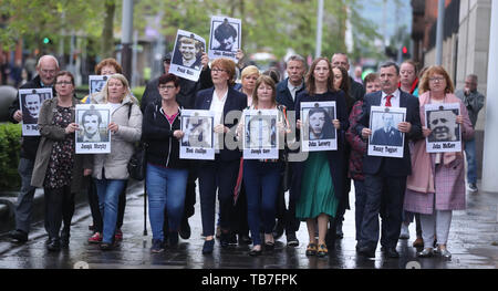 Les membres de la famille détiennent des images de certains de ceux qui sont morts dans des circonstances controversées à Ballymurphy en 1971, à l'extérieur des tribunaux Laganside à Belfast comme l'enquête sur la mort se poursuit. Banque D'Images