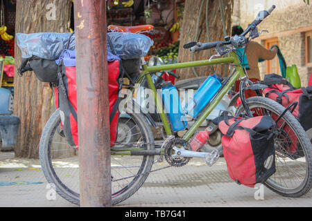 Le Ladakh, Inde : en date du 9 mai 2019- : Un vélo de montagne avec sacs et bagages parqué sur un marché au Ladakh. Randonnée à vélo dans la région de Ladakh. Vélo de montagne au Ladakh Banque D'Images