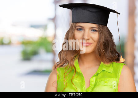 Happy student in graduation cap Banque D'Images