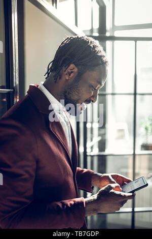 Portrait de son smartphone avoir petite pause Banque D'Images