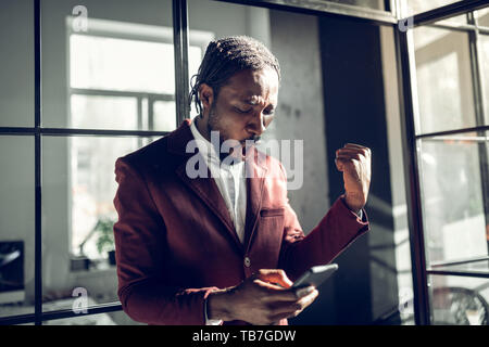 Businessman heureux après avoir reçu l'e-mail de travail Banque D'Images
