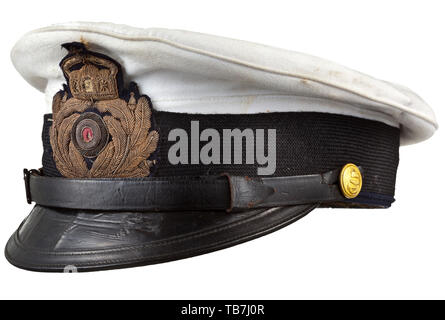 Un bouchon de pare-soleil pour les commandants de sous-marin, bleu marine Fine amovible avec de haut de linge blanc, noir avec bande de mohair cap cap insignia brodé en or, visière en noir laqué avec bord supplémentaire, garniture en cuir noir doré sur les boutons d'ancrage jugulaire avec couronne impériale. Doublure de soie blanche et d'un chiffon d'huile, respectivement, de matériel de remplacement bandeau noir (traces d'usure) avec sangle de soie blanche. Les pare-soleil rare, seuls les commandants de sous-marins ont été autorisés à porter le haut-blanc. version marine, marine, militaire, militaria, Additional-Rights Clearance-Info Direction générale, à-Not-Available Banque D'Images