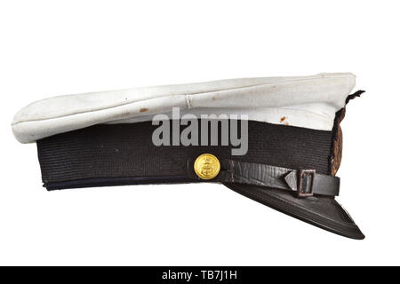 Un bouchon de pare-soleil pour les commandants de sous-marin, bleu marine Fine amovible avec de haut de linge blanc, noir avec bande de mohair cap cap insignia brodé en or, visière en noir laqué avec bord supplémentaire, garniture en cuir noir doré sur les boutons d'ancrage jugulaire avec couronne impériale. Doublure de soie blanche et d'un chiffon d'huile, respectivement, de matériel de remplacement bandeau noir (traces d'usure) avec sangle de soie blanche. Les pare-soleil rare, seuls les commandants de sous-marins ont été autorisés à porter le haut-blanc. version marine, marine, militaire, militaria, Additional-Rights Clearance-Info Direction générale, à-Not-Available Banque D'Images