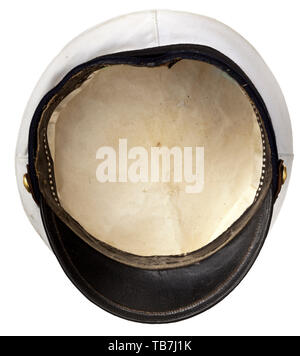 Un bouchon de pare-soleil pour les commandants de sous-marin, bleu marine Fine amovible avec de haut de linge blanc, noir avec bande de mohair cap cap insignia brodé en or, visière en noir laqué avec bord supplémentaire, garniture en cuir noir doré sur les boutons d'ancrage jugulaire avec couronne impériale. Doublure de soie blanche et d'un chiffon d'huile, respectivement, de matériel de remplacement bandeau noir (traces d'usure) avec sangle de soie blanche. Les pare-soleil rare, seuls les commandants de sous-marins ont été autorisés à porter le haut-blanc. version marine, marine, militaire, militaria, Additional-Rights Clearance-Info Direction générale, à-Not-Available Banque D'Images