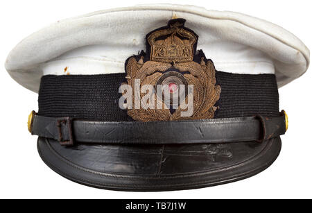 Un bouchon de pare-soleil pour les commandants de sous-marin, bleu marine Fine amovible avec de haut de linge blanc, noir avec bande de mohair cap cap insignia brodé en or, visière en noir laqué avec bord supplémentaire, garniture en cuir noir doré sur les boutons d'ancrage jugulaire avec couronne impériale. Doublure de soie blanche et d'un chiffon d'huile, respectivement, de matériel de remplacement bandeau noir (traces d'usure) avec sangle de soie blanche. Les pare-soleil rare, seuls les commandants de sous-marins ont été autorisés à porter le haut-blanc. version marine, marine, militaire, militaria, Additional-Rights Clearance-Info Direction générale, à-Not-Available Banque D'Images