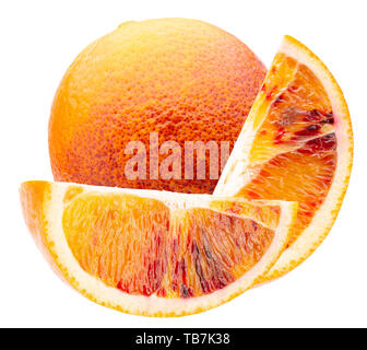 Avec des tranches d'orange sicilienne isolé sur un fond blanc. Banque D'Images