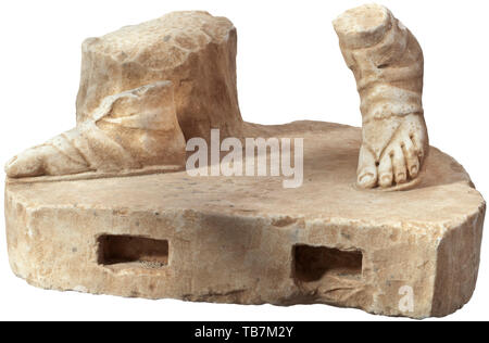 Un socle en marbre romain avec pieds et souche d'arbre d'une statue d'Apollon, 1er - 2e siècle, la plaque de base de 7 cm de hauteur, les surfaces latérales tout droit à l'avant avec deux trous de raccordement rectangulaire et arrondi à l'arrière. Sur la base de deux sandale pieds d'une figure à l'avançant à gauche devant une souche d'arbre, la position correspondant à une copie romaine rappelant la statue d'Apollon (Apollo Belvedere) attribuée à l'époque hellénistique sculpteur Léocharès. Peu de sorties et frappe sur la surface. Largeur 39 cm, hauteur 22 cm. Provenance : Polish p, Additional-Rights Clearance-Info-Not-Available- Banque D'Images