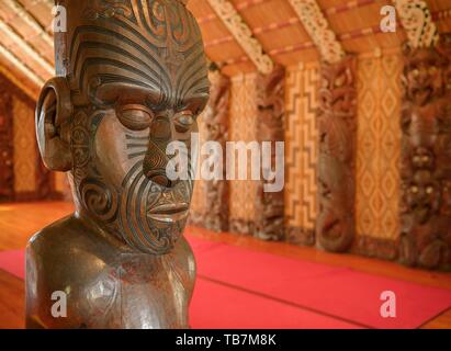 Sculpture traditionnelle d'une statue Maori dans la salle de l'Assemblée Te Whare Runanga, Waitangi, Far North District, Northland, North Island, New Zealand Banque D'Images