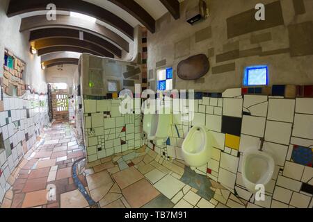 Urinoir avec les carreaux de céramique dans les toilettes publiques de l'artiste et architecte Friedensreich Hundertwasser, Kawakawa, île du Nord, Nouvelle-Zélande Banque D'Images