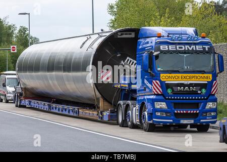 Parking poids lourds véhicule sur une aire de repos d'autoroute, Bavière, Allemagne Banque D'Images