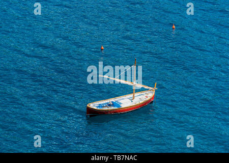 Vue aérienne d'un petit bateau de plaisance en bois avec voile et avirons dans la mer Méditerranée. Ligurie, Italie, Europe Banque D'Images