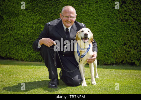 Chien de police Bruno, avec son maître PC Robert Smith, à l'Honorable Artillery Company à Londres la réception de l'APSS l'Ordre du mérite. Dix-neuf chiens policiers héros reçoivent une bourse pour aider les services d'urgence au cours de la 2017 attentats terroristes à Londres Westminster Bridge, London Bridge et Borough Market. Banque D'Images