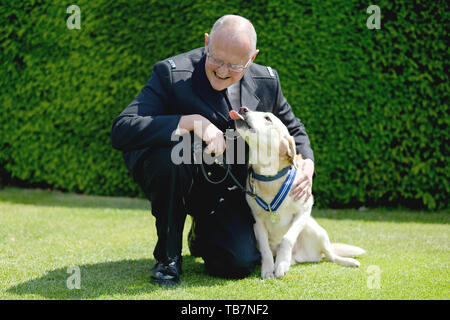 Chien de police Bruno, avec son maître PC Robert Smith, à l'Honorable Artillery Company à Londres la réception de l'APSS l'Ordre du mérite. Dix-neuf chiens policiers héros reçoivent une bourse pour aider les services d'urgence au cours de la 2017 attentats terroristes à Londres Westminster Bridge, London Bridge et Borough Market. Banque D'Images