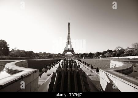 Tour Eiffel avec fontaine tuyau comme le célèbre monument de la ville à Paris. Banque D'Images