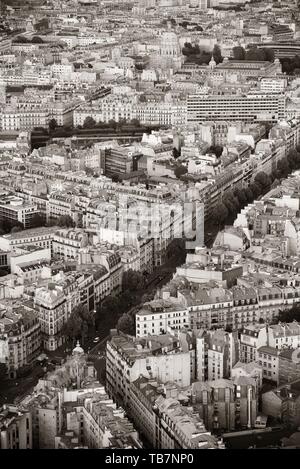 Rue de la ville de Paris vue sur le toit en noir et blanc. . Banque D'Images