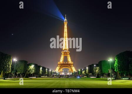 PARIS, FRANCE - Le 13 mai : Tour Eiffel la nuit sur Mai 13,2015 à Paris c'est le plus visité payé au monde avec 250 millions de visiteurs annuels.. Banque D'Images