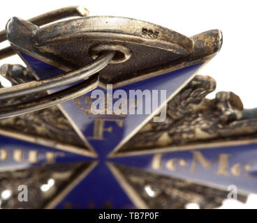 Pour le Mérite - un ordre Cross des années 20 s/30s, la croix faite de l'argent doré par le fabricant traditionnel J. Godet & Sohn à Berlin, le loop estampillés avec le sceau d'argent '925'. L'ordre cross frappé dans la qualité de la production de la Première Guerre mondiale, le nom sacré cypher et l'inscription re-gravé, le poli émail bleu parfaitement plat. Sur une courte section de ruban. Largeur 52,7 mm. Poids 34,1 g. En raison de l'excellente qualité du fabricant Godet, ces soi-disant "deuxième morceaux' ne peut être distingué des Additional-Rights Clearance-Info-T,-Not-Available Banque D'Images