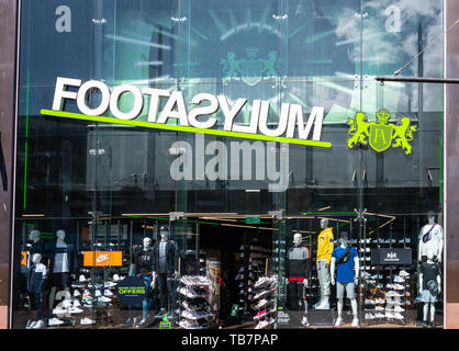 Swindon, Royaume-Uni - 04 mai 2019 : La façade du magasin de chaussures Footasylum dans la parade Banque D'Images