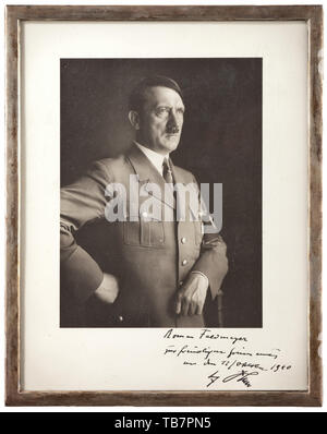 Feldmeyer romain (1895 - 1950) - un portrait du Führer dans une présentation d'argent cadre, Hoffmann, mi-longueur portrait d'Adolf Hitler en uniforme du parti. Dédicace manuscrite à l'encre (tr.) "Roman Feldmeyer en souvenir du 12/Octobre 1940 - Adolf Hitler". Sous verre, dans un cadre d'argent, au bas de la couronne marque finesse/'835', l'arrière avec le support de fixation (sans serrer la sangle inclus). Dimensions 29,5 x 23,5 cm. Dans un écrin recouvert de tissu de couleur marron clair, bleu foncé et insérer de velours doublure soie couvrir. Des signes de l'âge, le revêtement du tissu sur le bord inférieur de l'affaire loo, Editorial-Use-seulement Banque D'Images