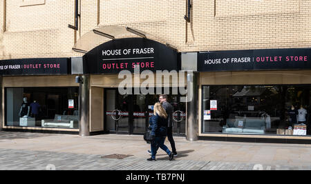 Swindon, Royaume-Uni - 04 mai 2019 : l'entrée de la Chambre de commerce de détail magasin Frasers sortie sur Canal Walk Banque D'Images