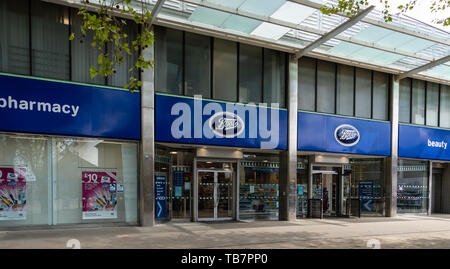 Swindon, Royaume-Uni - 04 mai 2019 : l'entrée de la pharmacie Boots sur Canal Walk Banque D'Images