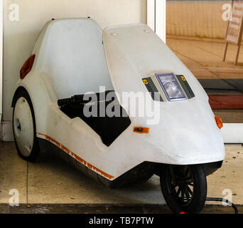 Swindon, Royaume-Uni - 04 mai 2019 : un Sinclair C5 trike électrique à l'extérieur du Musée de l'informatique sur Regent Circus Banque D'Images