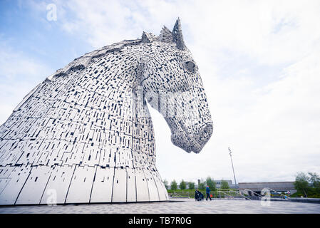 Les Kelpies - Tête de cheval géant Le parc des sculptures, Helix, Falkirk, Ecosse. Conçu par le sculpteur Andy Scott et achevé en 2013, est le Kelpie Banque D'Images