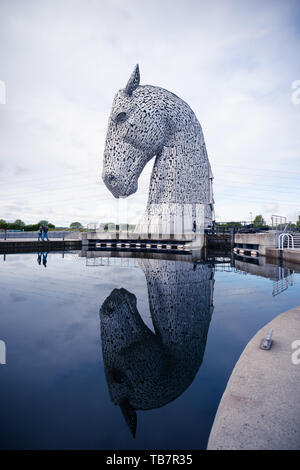 Les Kelpies - Tête de cheval géant Le parc des sculptures, Helix, Falkirk, Ecosse. Conçu par le sculpteur Andy Scott et achevé en 2013, est le Kelpie Banque D'Images