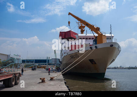 BELAWAN, INDONÉSIE - 11 mars : Dockers décharger des conteneurs de l'KM Kelud amarrée à Belawan (Jakarta), Indonésie, 11 mars 2019. Banque D'Images