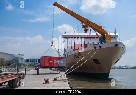 BELAWAN, INDONÉSIE - 11 mars : Dockers décharger des conteneurs de l'KM Kelud amarrée à Belawan (Jakarta), Indonésie, 11 mars 2019. Banque D'Images