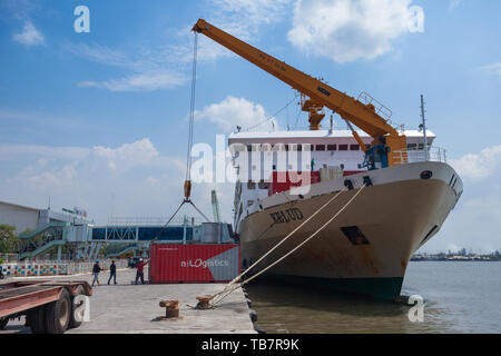 BELAWAN, INDONÉSIE - 11 mars : Dockers décharger des conteneurs de l'KM Kelud amarrée à Belawan (Jakarta), Indonésie, 11 mars 2019. Banque D'Images