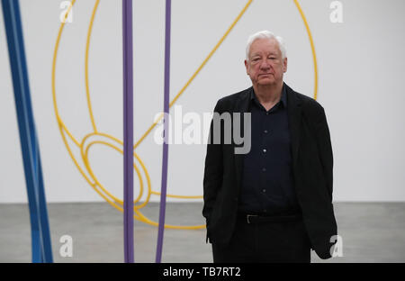 Michael Craig-Martin artiste conceptuel à l'ouverture de sa nouvelle exposition sculpture à la Gagosian, au centre de Londres. Banque D'Images