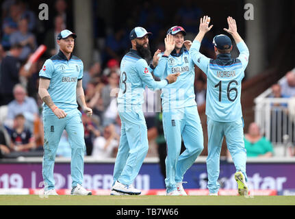 Joe l'Angleterre (Racine) célèbre centre de l'Afrique du Sud en rattrapage Quinton de Kock (pas sur la photo) avec ses coéquipiers au cours de l'ICC Cricket World Cup phase groupe match à l'ovale, Londres. Banque D'Images